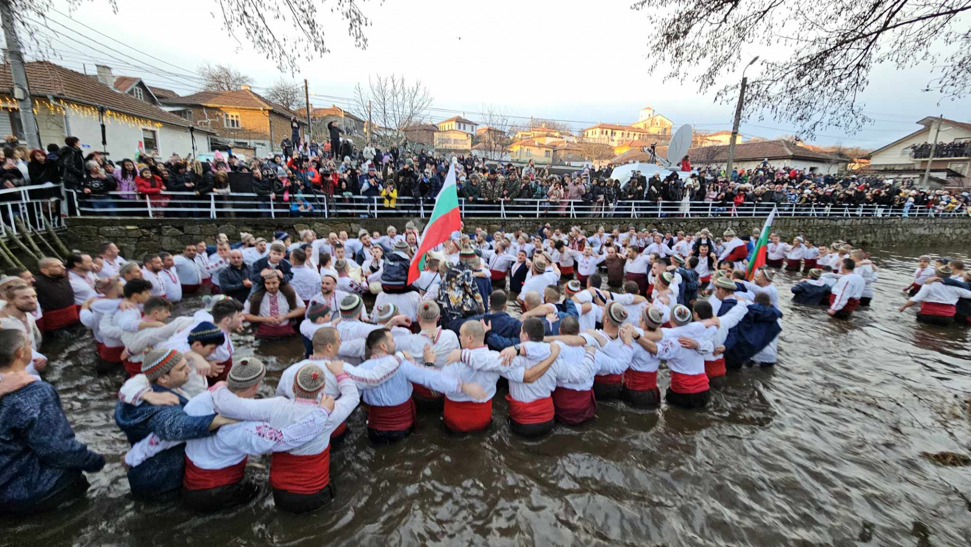 С традиционна песен калоферци извадиха кръста от ледените води на Тунджа СНИМКИ 
