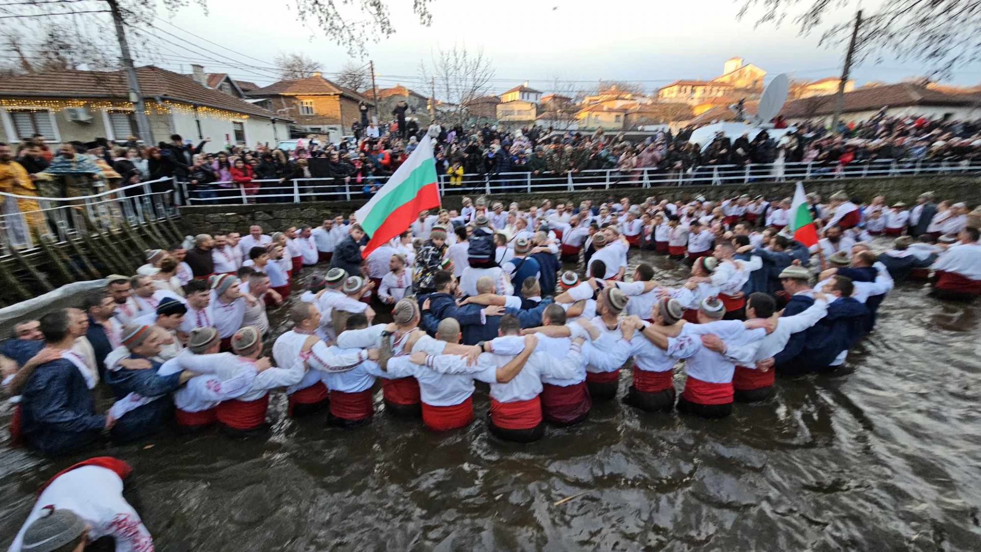 Гордост от Калофер: Дядо Димитър плаче от радост, малкият му внук нагази в ледените води на Тунджа БЛИЦ TV
