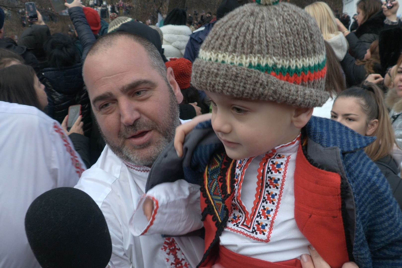 Гордост от Калофер: Дядо Димитър плаче от радост, малкият му внук нагази в ледените води на Тунджа БЛИЦ TV