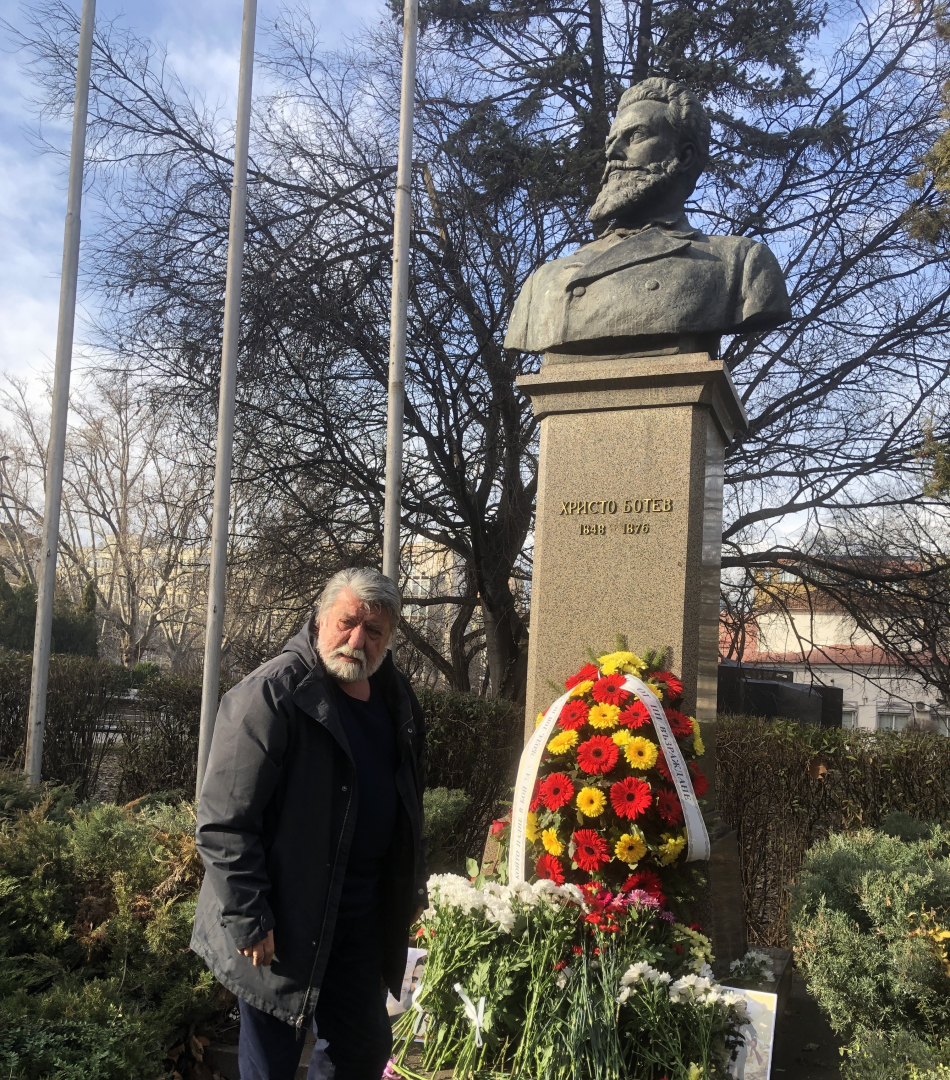 Вежди Рашидов положи цветя на паметника на Христо Ботев в София