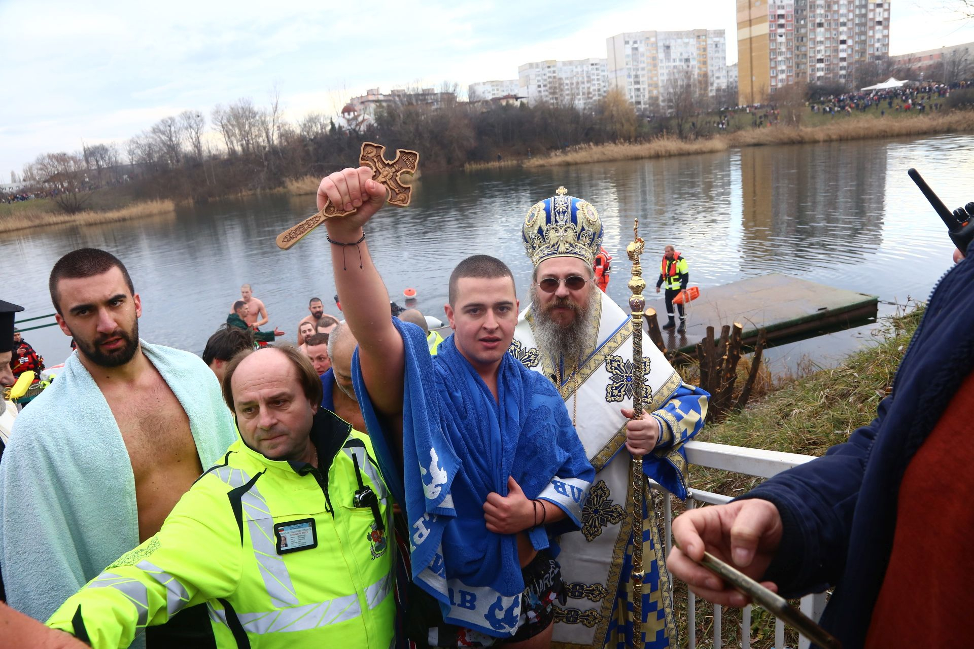 Фоторепортаж в БЛИЦ: Бъдещ пожарникар спаси кръста на Йордановден в София 