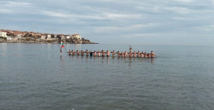 Невиждана поличба с кръста в Созопол, последва нещо неочаквано СНИМКИ