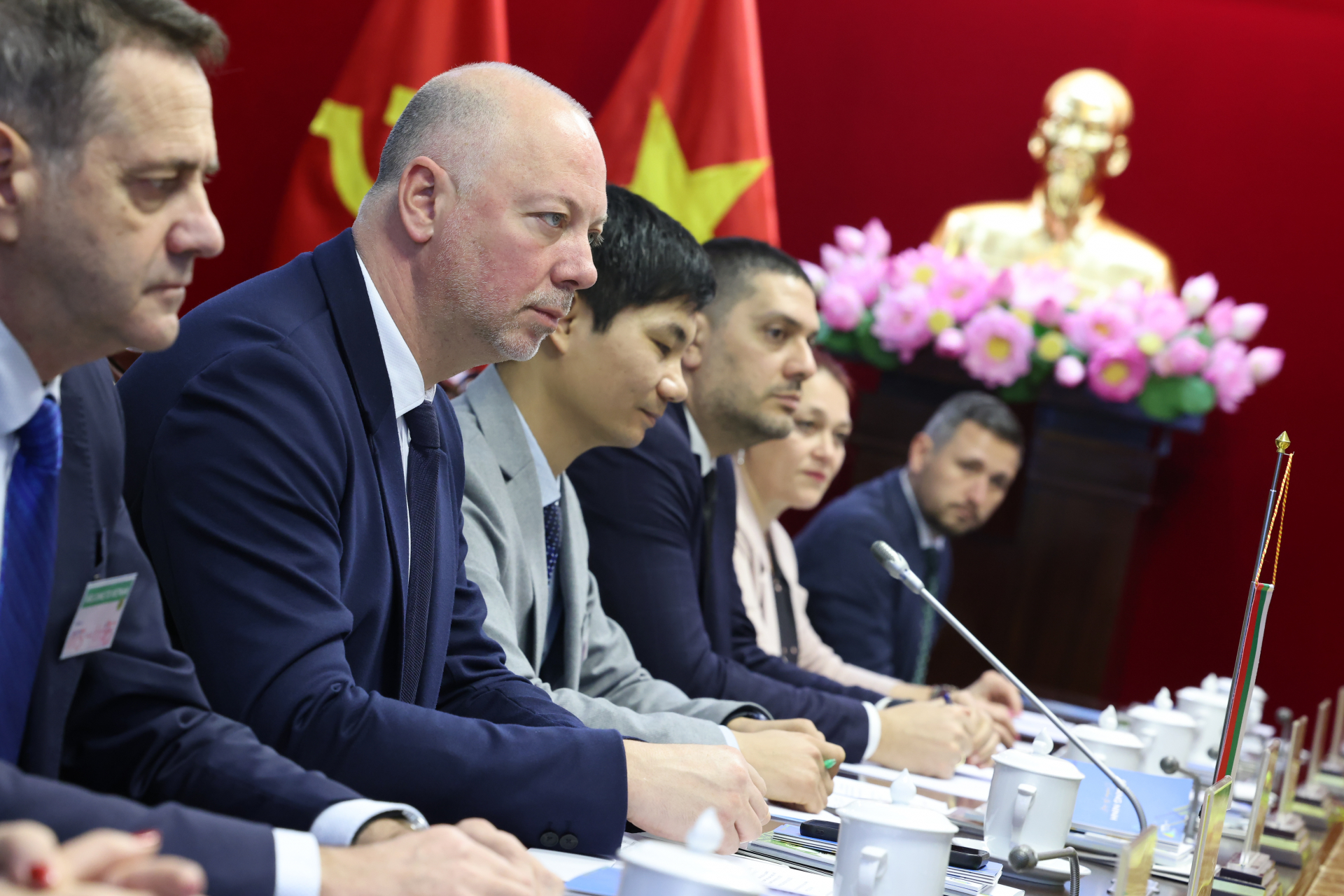 Грандиозен скандал: Тагарев с голяма изцепка, искат му оставката от Виетнам СНИМКИ