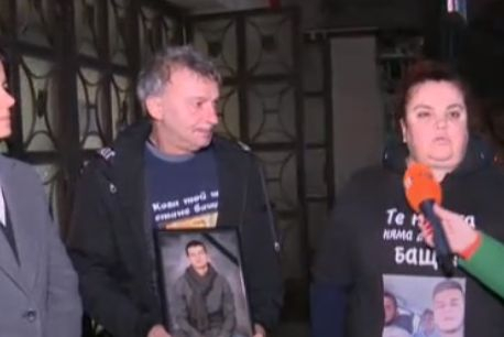 Пред Съдебната палата в Търново ври и кипи заради брутална гавра 