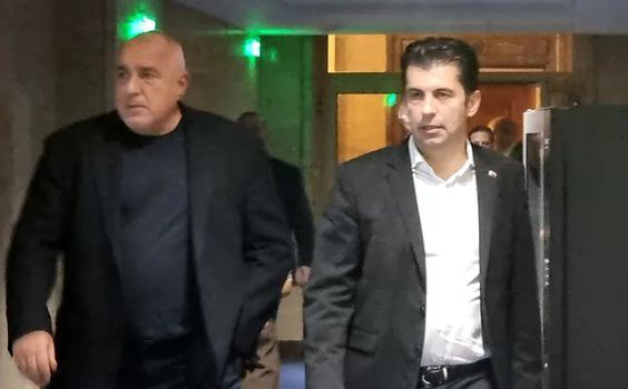 Астроложка с прогноза за България: Скандали с ротацията, природни бедствия, а Борисов и Петков... 