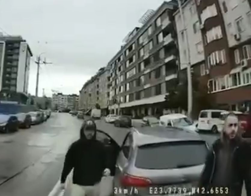 Две мутри изскочиха от кола и атакуваха тролей в София, за да... ВИДЕО 