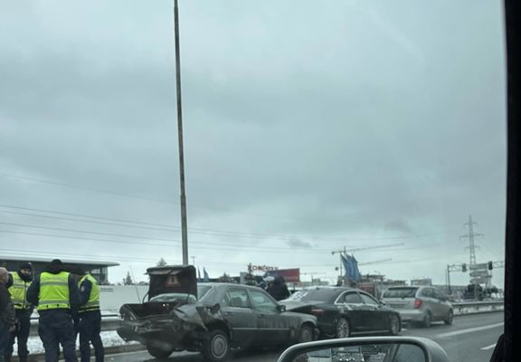 Брутално верижно меле в София, има ранени СНИМКИ