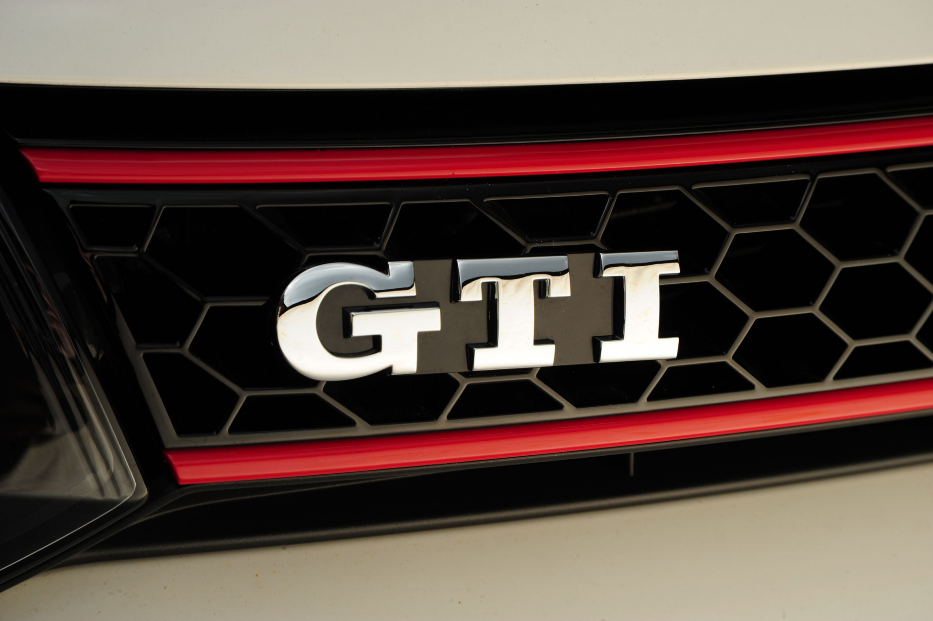 Издадоха дизайна на обновения Volkswagen Golf GTI ВИДЕО