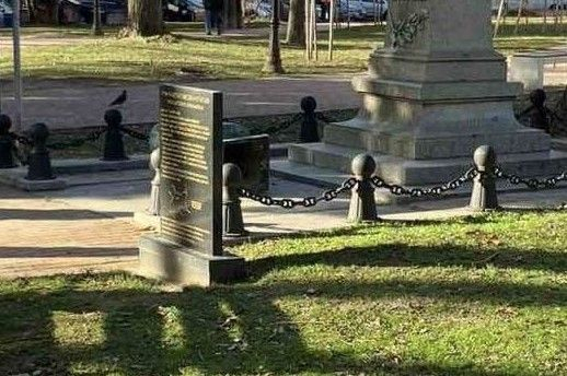 Посегнаха на паметник във Варна, на вандала лошо му се пише