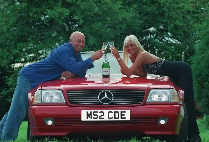 Удари 2,8 млн. от джакпота, ожени се за моделка и пръсна луди пари, а накрая свърши като неудачник СНИМКИ