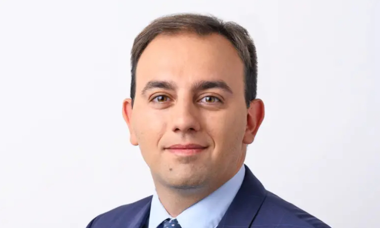 Вместо да почисти улиците, кметът на район „Витоша“ от ПП-ДБ се зае с литературен конкурс