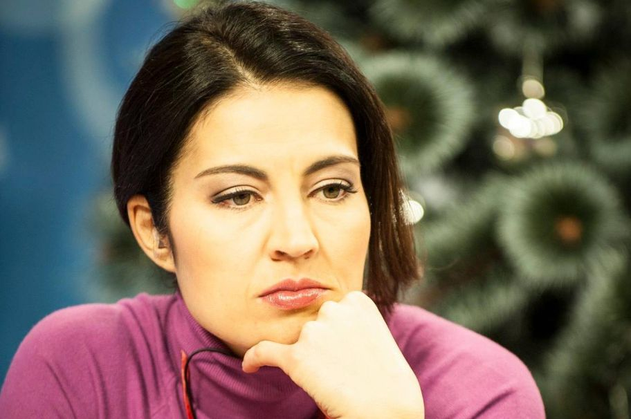 Почернената Деси Стоянова се издаде, ето как бори мъката по съпруга си 