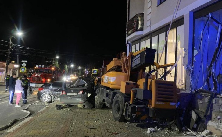 Зрелищни ВИДЕА: Автокран се понесе с отказали спирачки и стана страшен инцидент