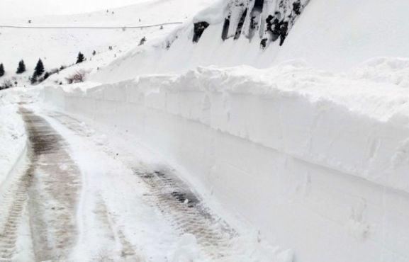 Черно-бяла СНИМКА на зимата в Русе със сняг до покривите подпали мрежата 