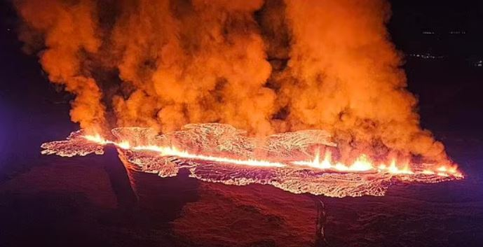 Извънредно положение в Исландия заради изригнал вулкан, апокалиптични СНИМКИ и ВИДЕО