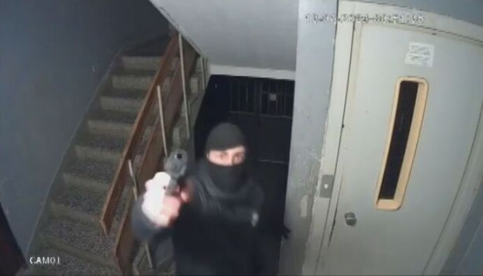Появи се ВИДЕО от ада с маскирани, стреляли из блок в София