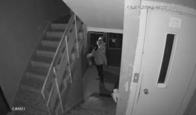 Появи се ВИДЕО от ада с маскирани, стреляли из блок в София