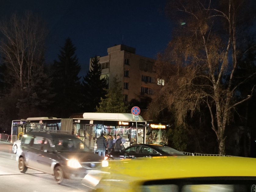 Извънредно в БЛИЦ! Тежък инцидент в час пик в София, човек лежи под автобус 