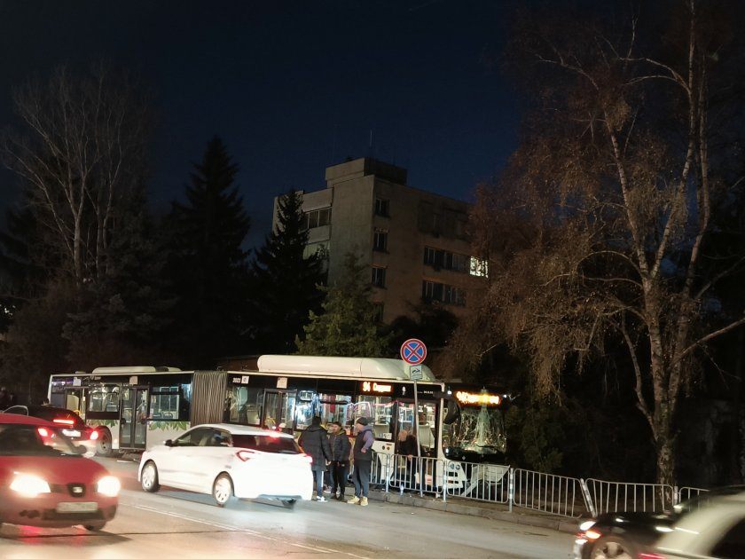 Извънредно в БЛИЦ! Тежък инцидент в час пик в София, човек лежи под автобус 