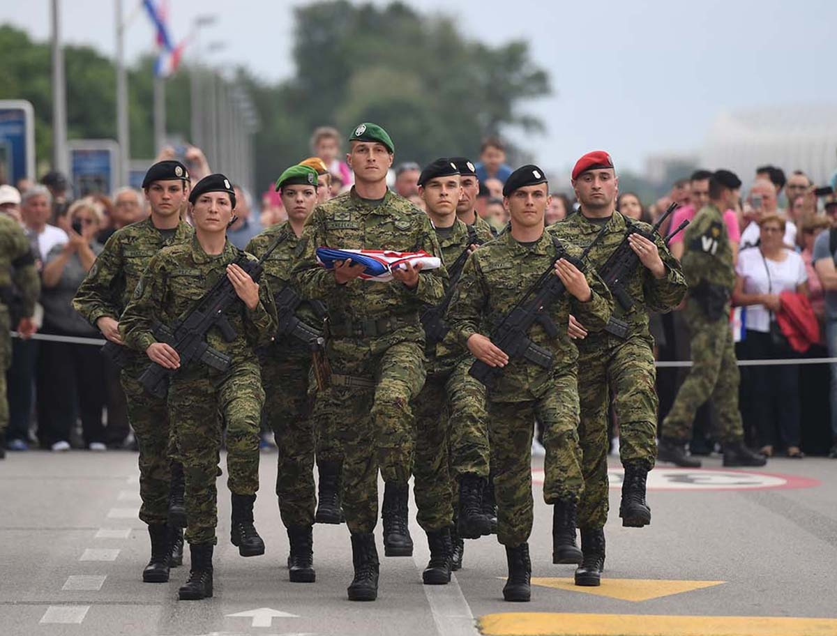 Готови за война: Хърватия въведе 30 дни задължително военно обучение