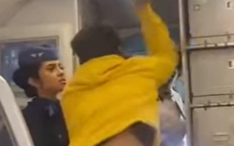 Ужас в самолета: Пътник удря пилота, стюардеса хлипа ВИДЕО 18+