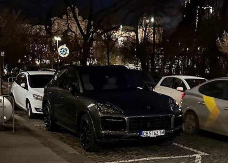 Терзиев пак с Порше на работа, скри популисткия Форд СНИМКИ