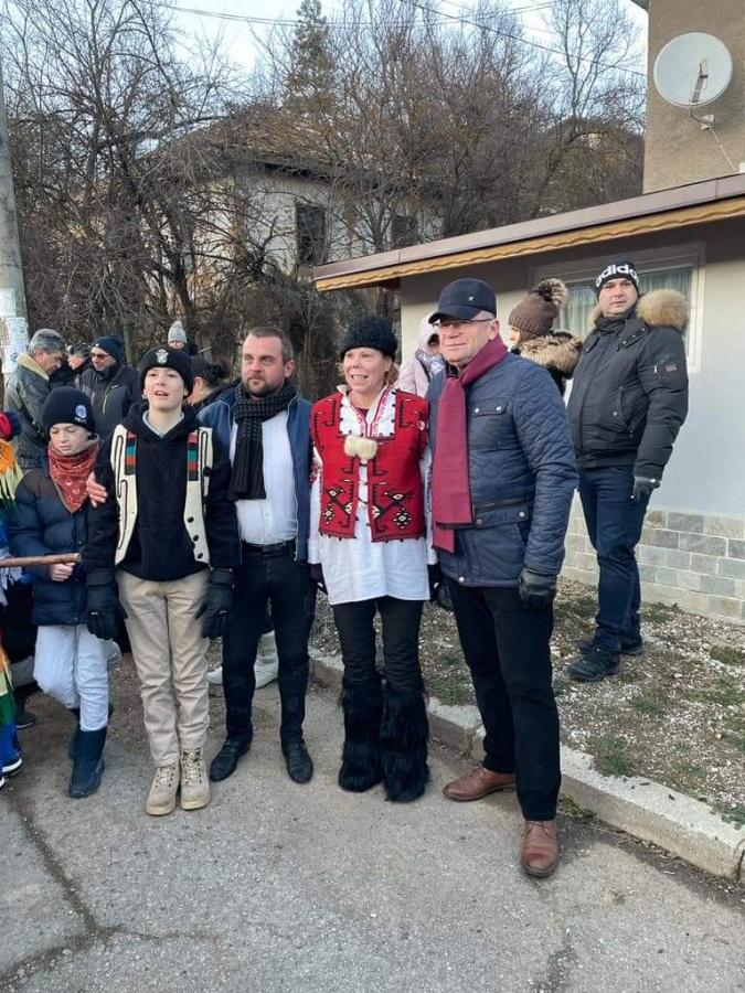 Не сте я виждали така: Княгиня Калина сложи калпак и надяна... СНИМКИ