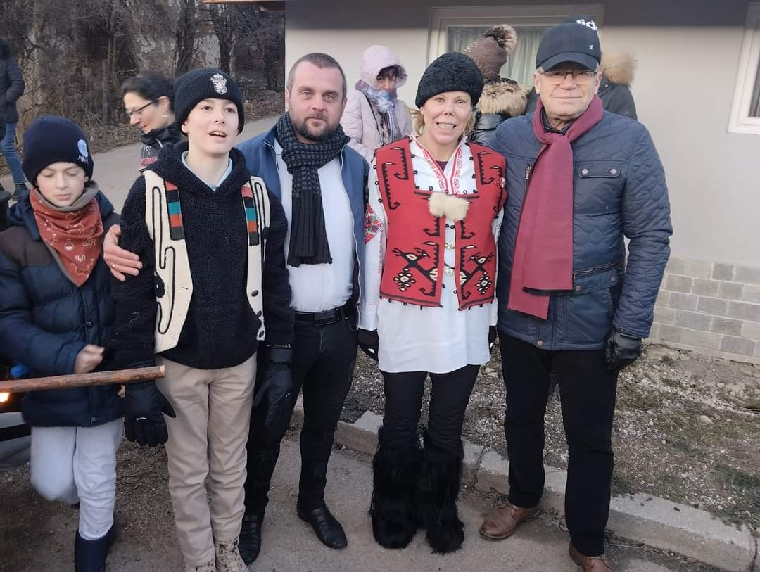 Не сте я виждали така: Княгиня Калина сложи калпак и надяна... СНИМКИ