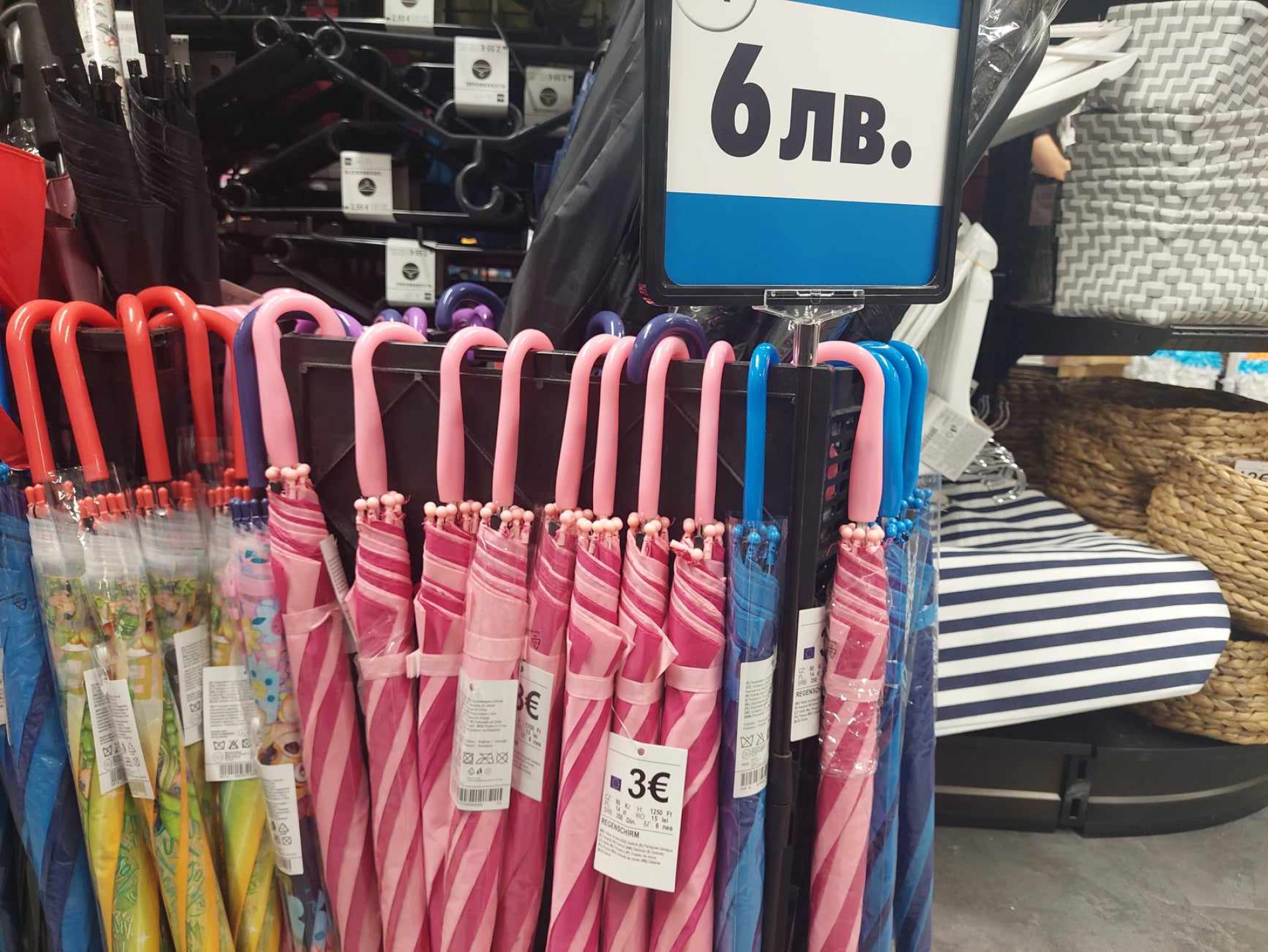 Още не сме влезли в еврозоната, а по магазините вече се появиха цени в евро СНИМКИ