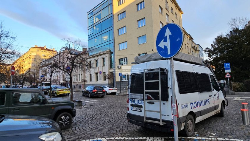 Първи подробности за акцията в имоти на Божков, гъмжи от ченгета на това място СНИМКИ