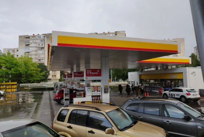 Започнаха масови съкращения в огромна петролна компания с много бензиностанции у нас 