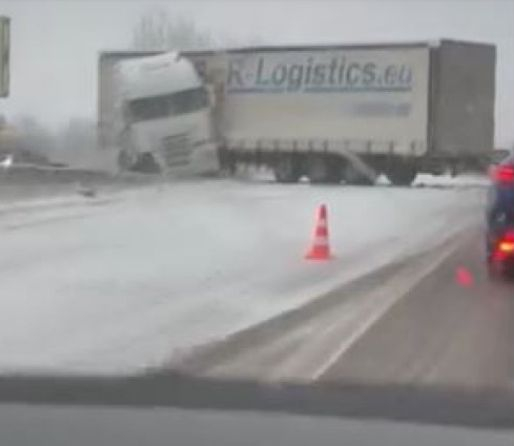 Шофьор на тир направи голямо мазало на "Тракия" ВИДЕО