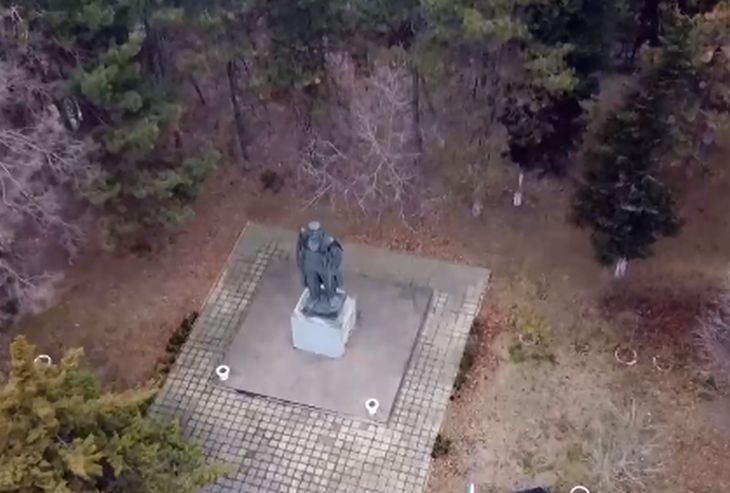 В БГ село има огромен паметник на Ленин, жителите не дават да се махне