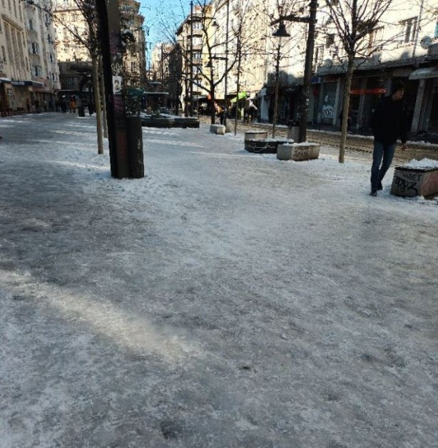Този столичен площад се превърна в ледена пързалка, жители пропищяха: Падаме като топчета