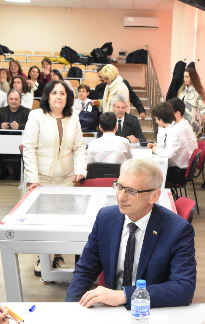 Денков заряза политиката и седна да... СНИМКИ