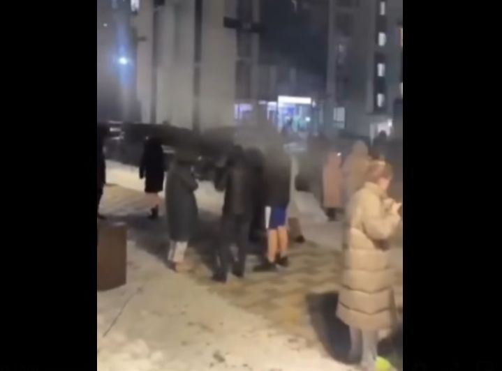 Чудовищен трус в Китай, хората изхвърчаха на снега по пижами ВИДЕО
