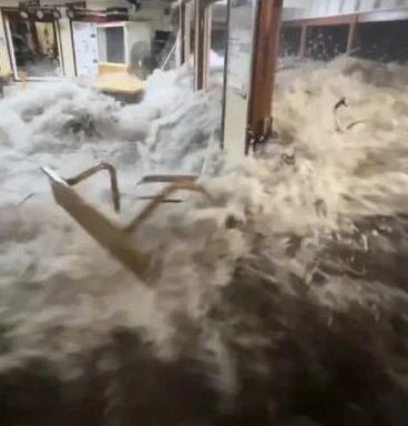 Гигантски вълни удариха американската база на Маршаловите острови ВИДЕО