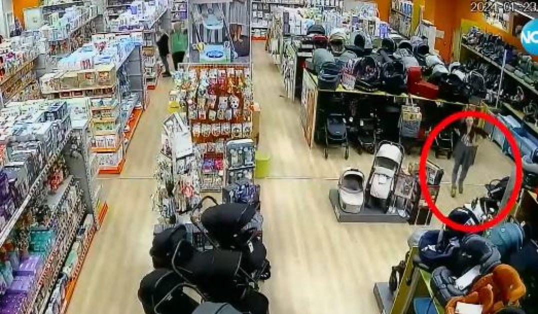 Жена влезе в детски магазин в столичен мол и стана за резил, след като... ВИДЕО