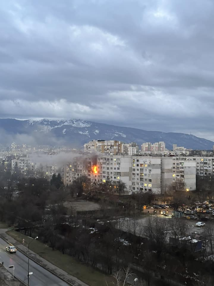 Само в БЛИЦ! Инфарктна ситуация в столичен блок, гъмжи от пожарни, полиция и линейки СНИМКА
