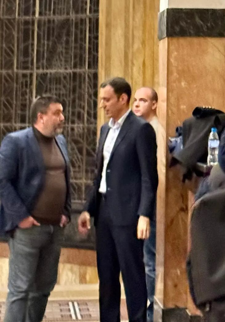 Въоръжени гавази пазят Васил Терзиев в Алма Матер СНИМКИ