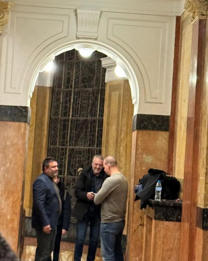Въоръжени гавази пазят Васил Терзиев в Алма Матер СНИМКИ