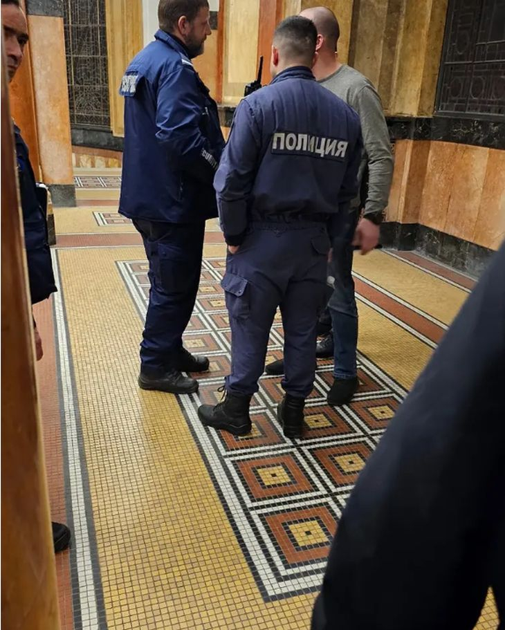 Въоръжени гавази пазят Васил Терзиев в Алма Матер СНИМКИ