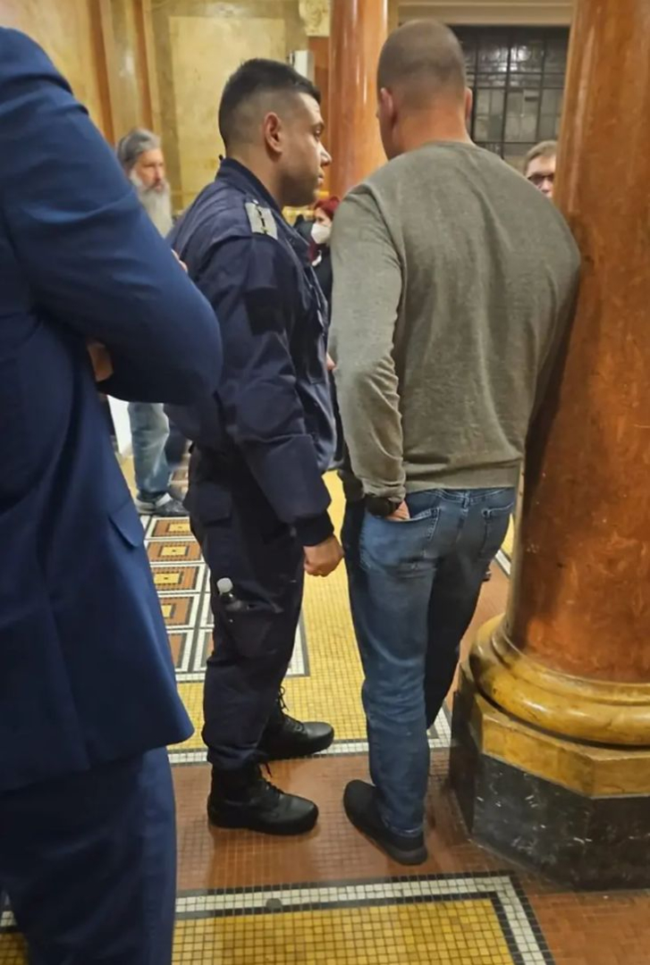 Въоръжени гавази пазят Васил Терзиев в Алма Матер СНИМКИ