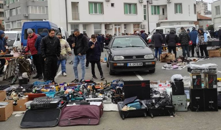 Калабалък на кърджалийския битак винаги има, а всички се избиват да купуват това! СНИМКИ