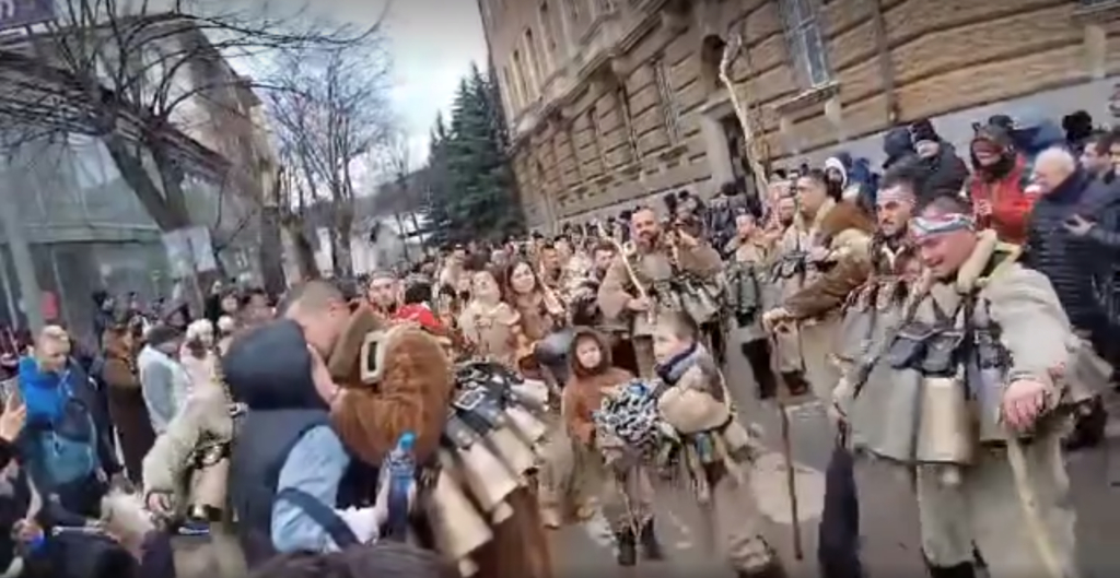 Всички в Перник говорят не за „Сурва“, а за тези луди, млади и влюбени СНИМКИ