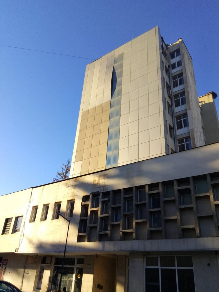 Бурен вятър направи голяма беля в Разлог СНИМКА