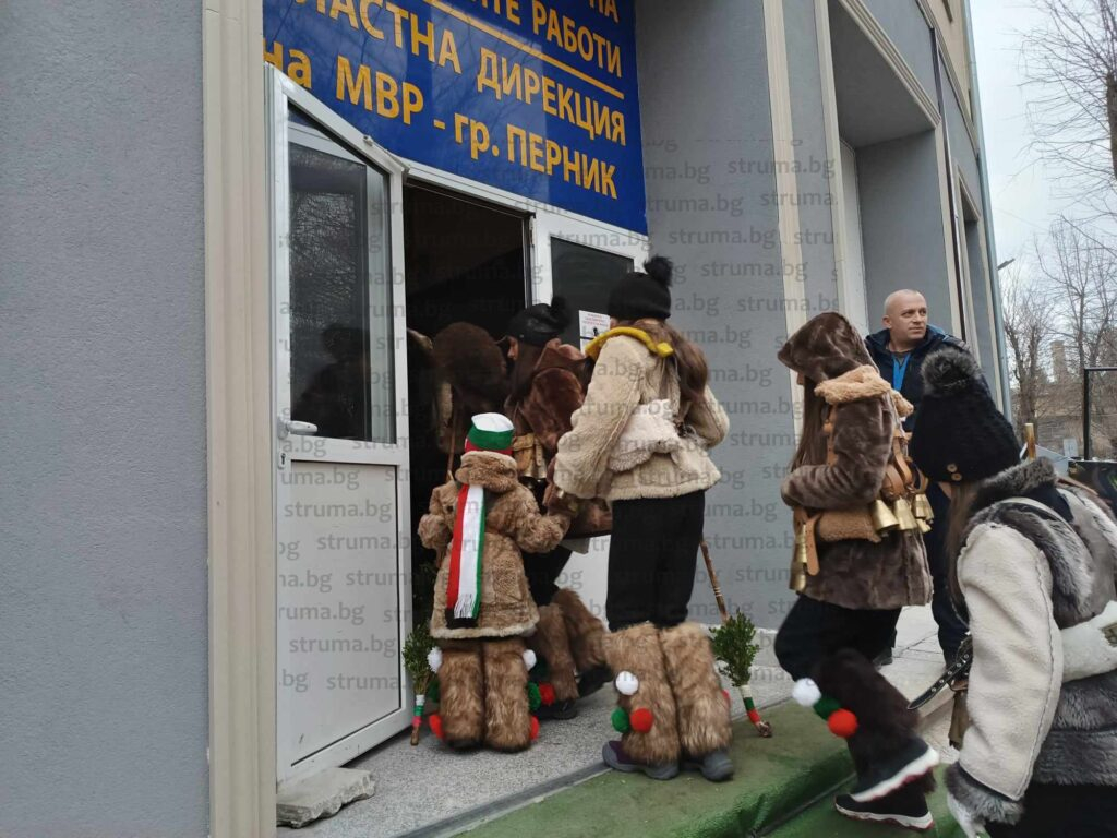 Мечка прегази пернишките полицаи СНИМКИ 