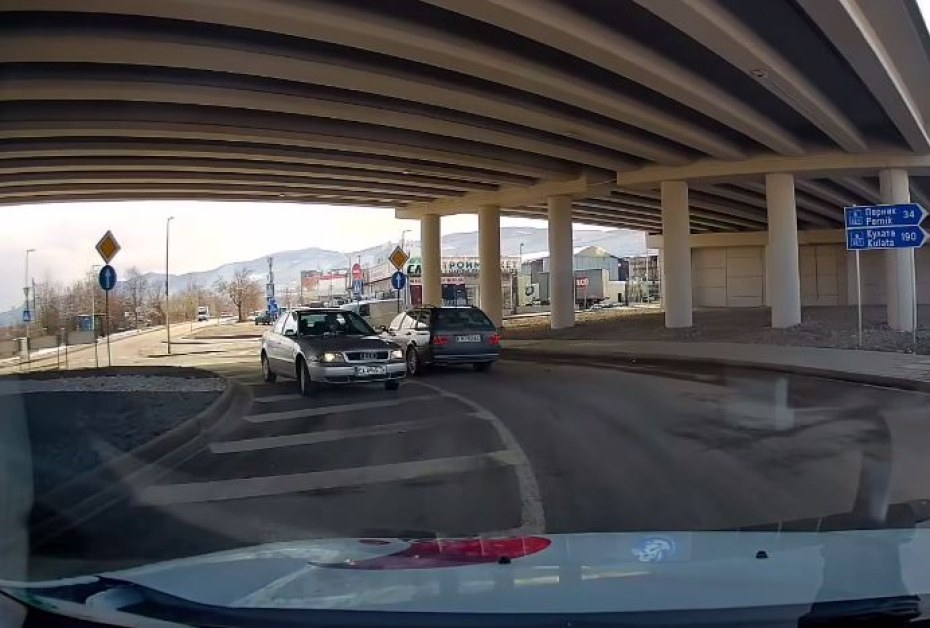 Какво им става на тези шофьори? Ето какво направи водач на кръгово ВИДЕО