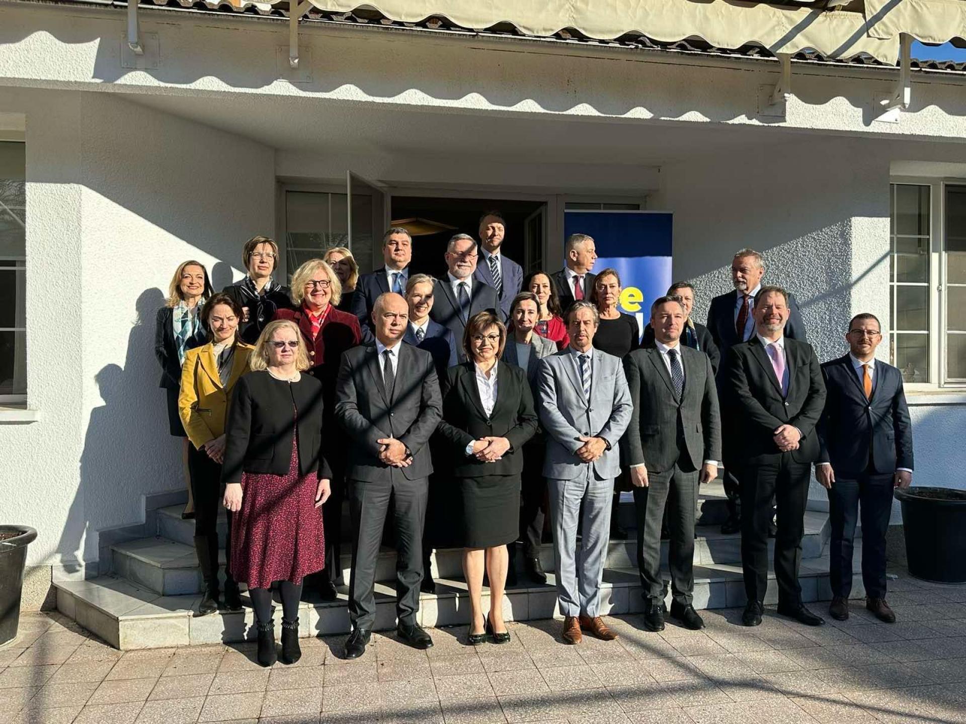  Нинова разговаря с европейските посланици в България