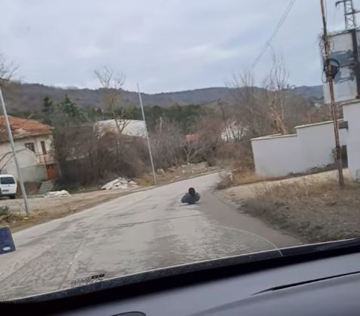 Шофьори се чудят и маят що за возило използва този мъж край Варненско ВИДЕО